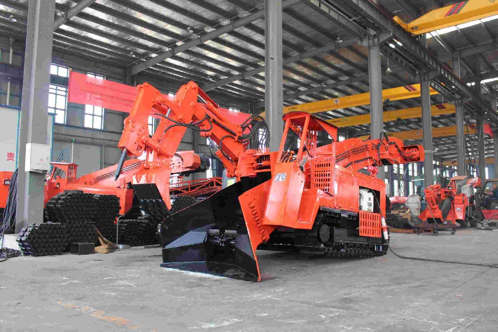扒渣機履帶式和輪式有什么區別？襄陽廠家如何選擇？
