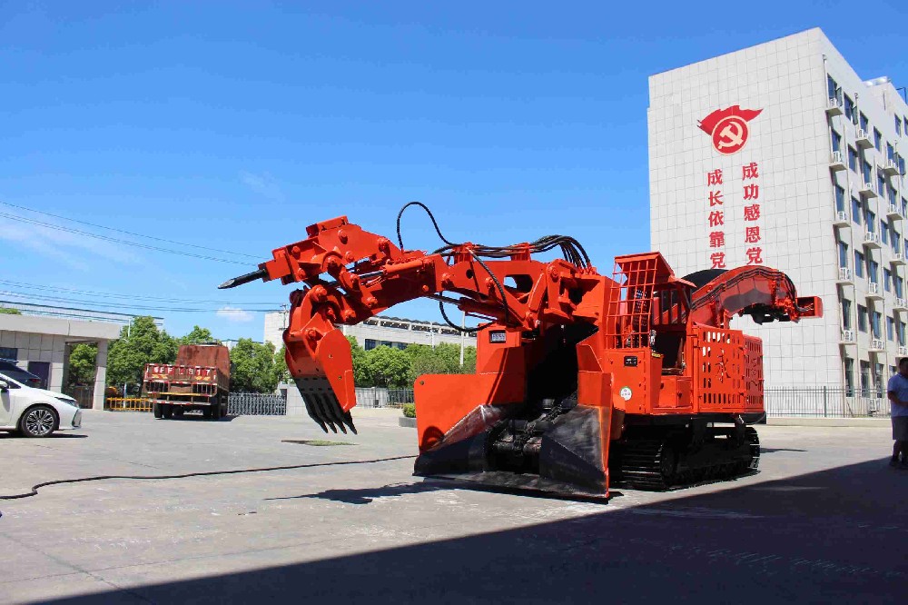 履帶扒渣機在復雜地形的優勢
